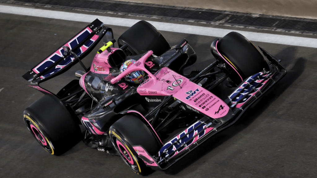 Pirelli corre ai ripari in vista del GP del Qatar 2025, introducendo un limite straordinario all’utilizzo degli pneumatici per garantire la sicurezza in pista.