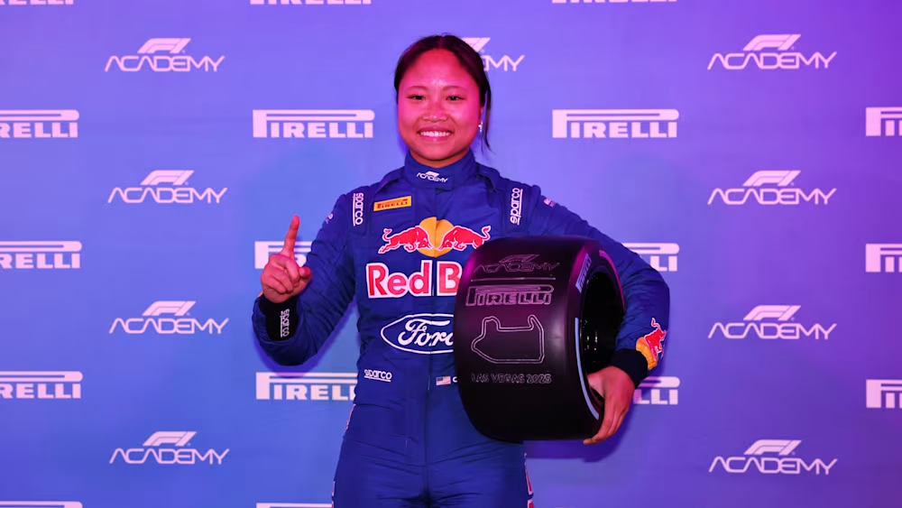 Nella cornice luminosa di Las Vegas, Chloe Chambers si prende i riflettori firmando una pole position impeccabile davanti al pubblico di casa.