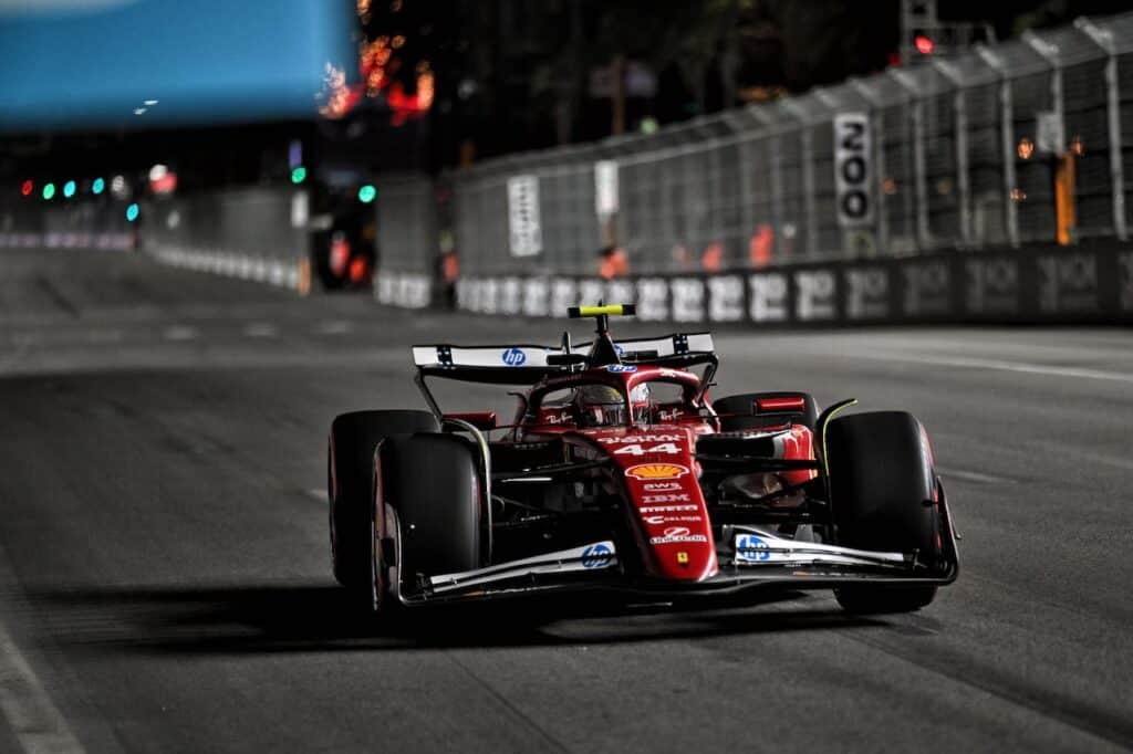 La Ferrari chiude il venerdì di Las Vegas con il sorriso: Lewis Hamilton conferma i miglioramenti, ma la pista scivola rimane un interrogativo. 