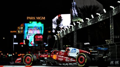La Ferrari chiude il venerdì di Las Vegas con il sorriso: Lewis Hamilton conferma i miglioramenti, ma la pista scivola rimane un interrogativo. 
