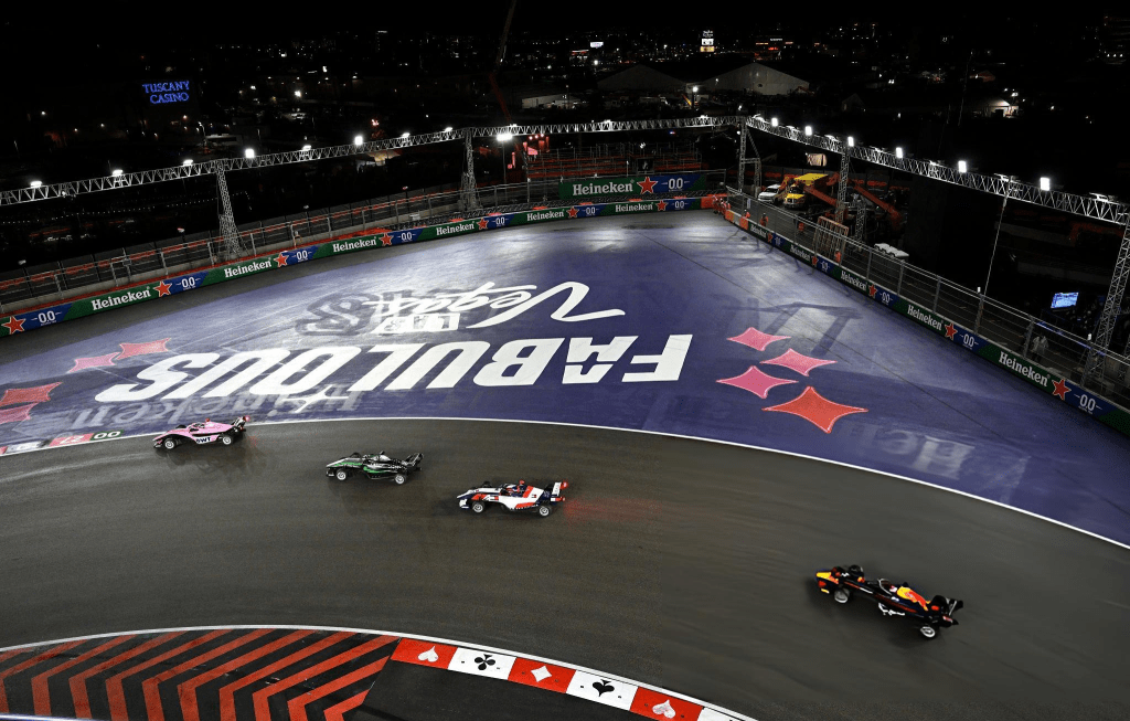 Doriane Pin si porta a casa la vittoria di Gara 1 di F1 Academy a Las Vegas su un circuito umido, davanti a Gademan e Palmowski. Disastro Maya Weug, out ancor prima del via