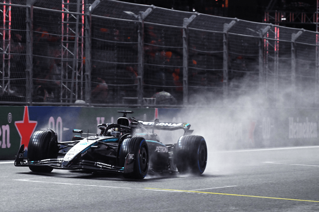 George Russell e Andrea Kimi Antonelli sono finiti sotto i riflettori a Las Vegas dopo un’indagine FIA sul presunto ritardo nella consegna dei set-up delle loro Mercedes.