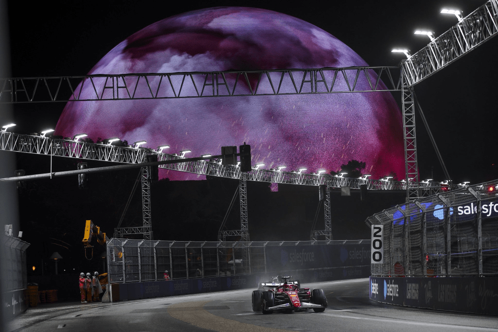 Le qualifiche bagnate di Las Vegas riportano a galla i vecchi limiti della Ferrari e la frustrazione di Charles Leclerc, protagonista di un’altra notte complicata.