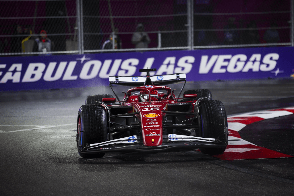 Le qualifiche bagnate di Las Vegas riportano a galla i vecchi limiti della Ferrari e la frustrazione di Charles Leclerc, protagonista di un’altra notte complicata.