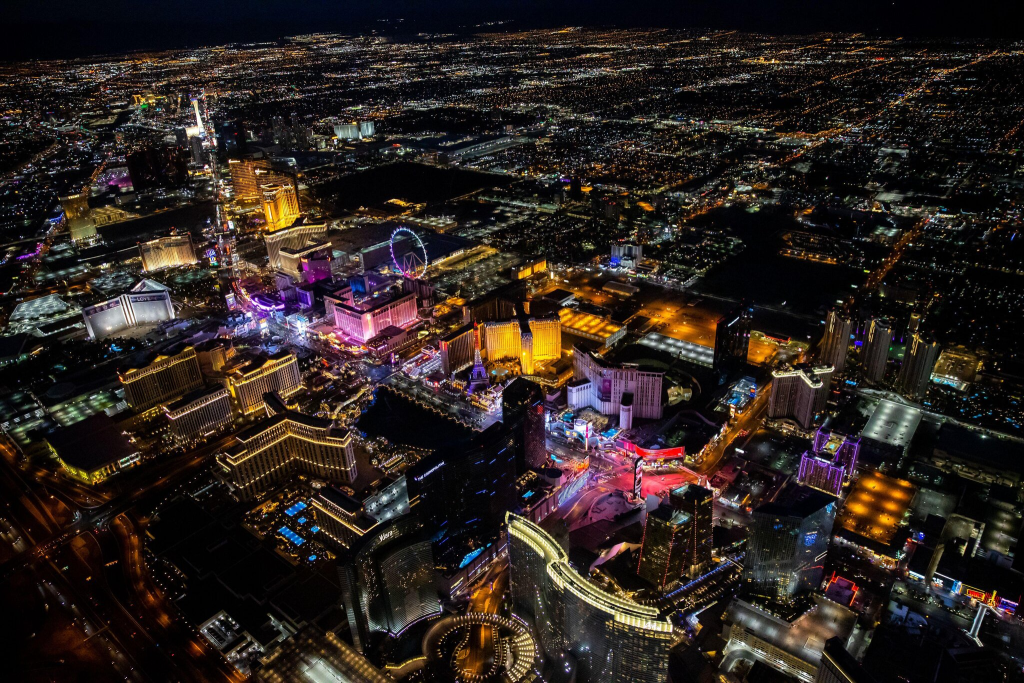 Fernando Alonso avverte: il tracciato di Las Vegas è al limite della sicurezza e i problemi di logistica continuano a sollevare criticità. 