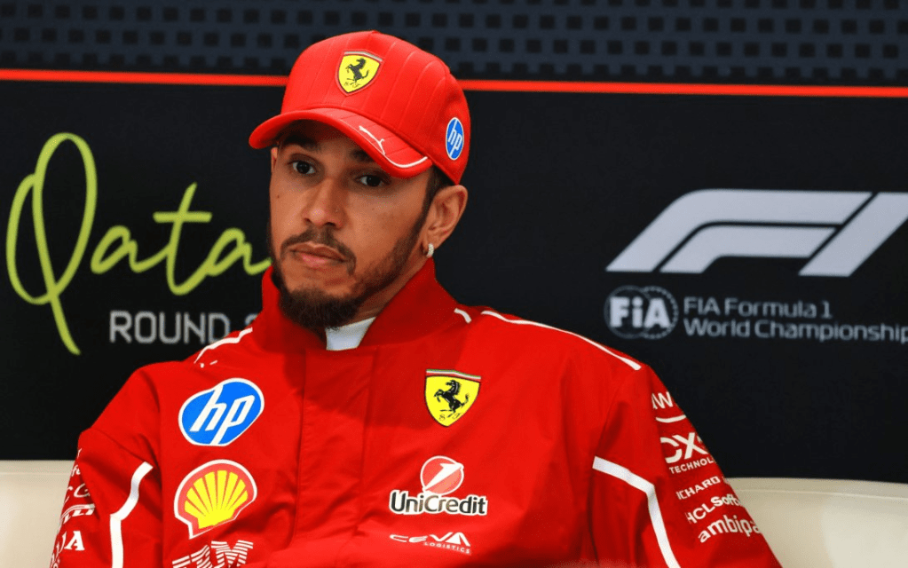 Alla vigilia del GP del Qatar, Lewis Hamilton traccia un bilancio sincero del suo percorso in Ferrari, tra entusiasmo, frustrazione e la consapevolezza che l’adattamento richiede tempo.