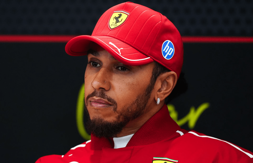 Alla vigilia del GP del Qatar, Lewis Hamilton traccia un bilancio sincero del suo percorso in Ferrari, tra entusiasmo, frustrazione e la consapevolezza che l’adattamento richiede tempo.
