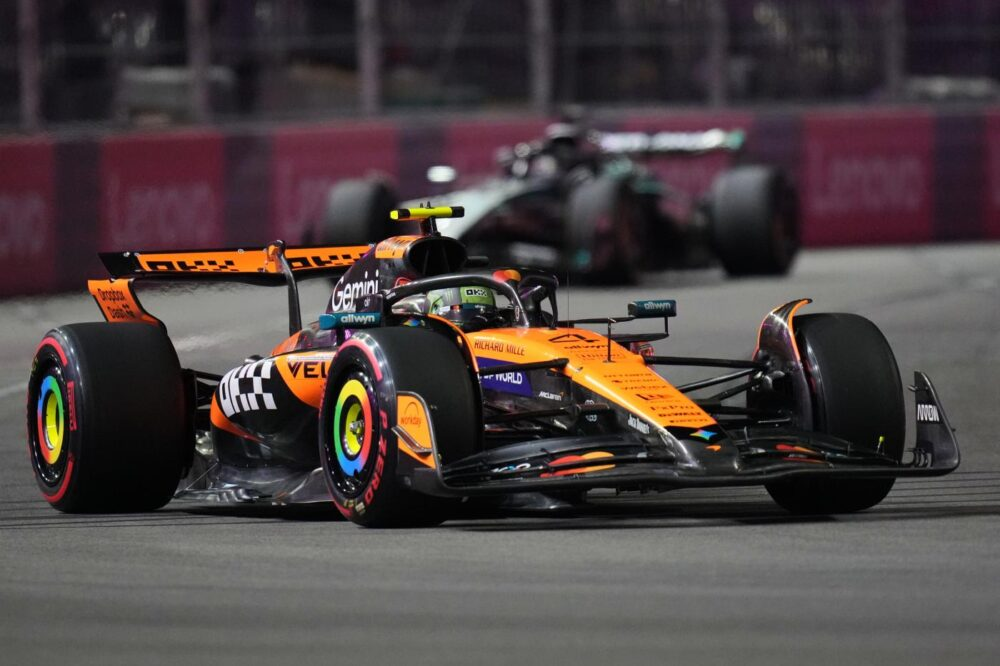 Grazie al successo nel GP Sprint del Qatar 2025, Oscar Piastri recupera due punti in classifica piloti e costruttori F1 al compagno di scuderia Lando Norris. Quest'ultimo, sempre al comando della graduatoria, conserva un margine di ventidue lunghezze sull'australiano. Perde qualcosina Max Verstappen, che ha concluso il GP alle spalle del leader. Per il quattro volte iridato, il distacco è adesso di ventisei punti.