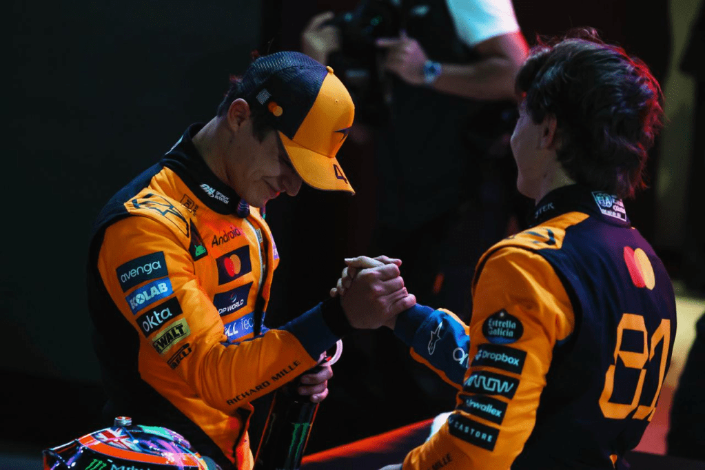 Max Verstappen vince il GP del Qatar 2025 e tiene aperti i giochi in classifica piloti e costruttori F1. Lando Norris, quest'oggi terzo sotto la bandiera a scacchi, arriva all'ultimo appuntamento stagionale con un vantaggio di quindici lunghezze su Oscar Piastri e venti sull'alfiere della Red Bull. Abu Dhabi sarà dunque il teatro della battaglia finale per la classifica piloti F1.
