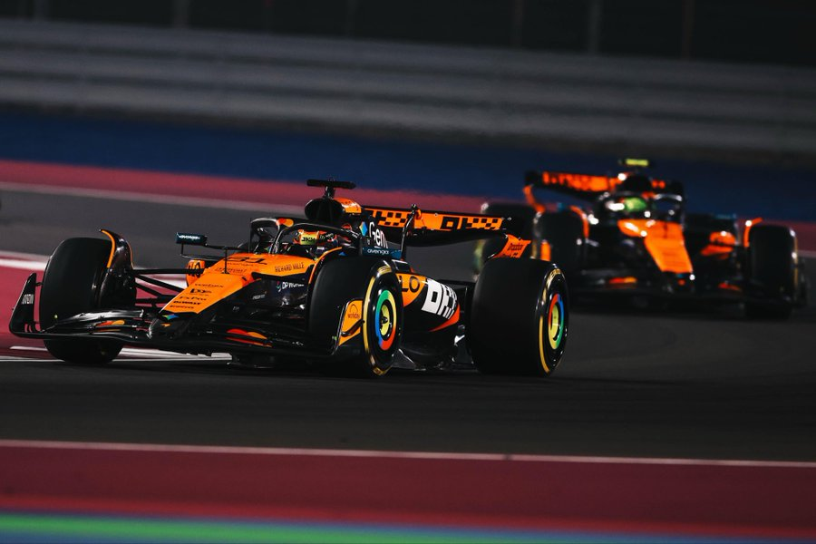 Max Verstappen vince di strategia il Gran Premio del Qatar e rimanda il titolo ad Abu Dhabi. Seconda posizione per Piastri, a podio Sainz. Norris guadagna due punti nel finale con il sorpasso su Antonelli chiudendo quarto.