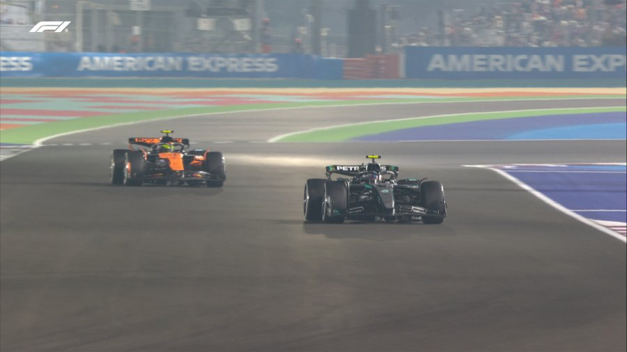 Max Verstappen vince di strategia il Gran Premio del Qatar e rimanda il titolo ad Abu Dhabi. Seconda posizione per Piastri, a podio Sainz. Norris guadagna due punti nel finale con il sorpasso su Antonelli chiudendo quarto.