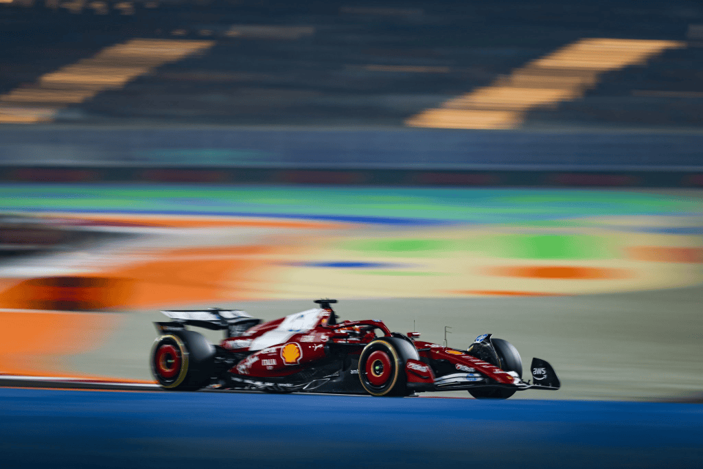 La Ferrari affonda in una stagione da dimenticare e, anche in Qatar, Charles Leclerc si ritrova a difendere un progetto in crisi profonda, chiedendo scusa ai tifosi per un 2025 al di sotto di ogni aspettativa.