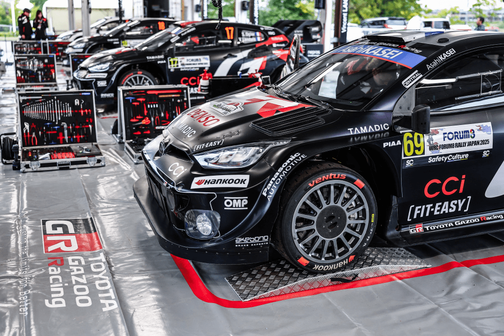 Kalle Rovanpera ha chiuso in testa la prima prova speciale del Rally del Giappone. Alle sue spalle, al termine dei 2,75 km della SS1, si piazzano Ott Tanak e il padrone di casa Takamoto Katsuta.