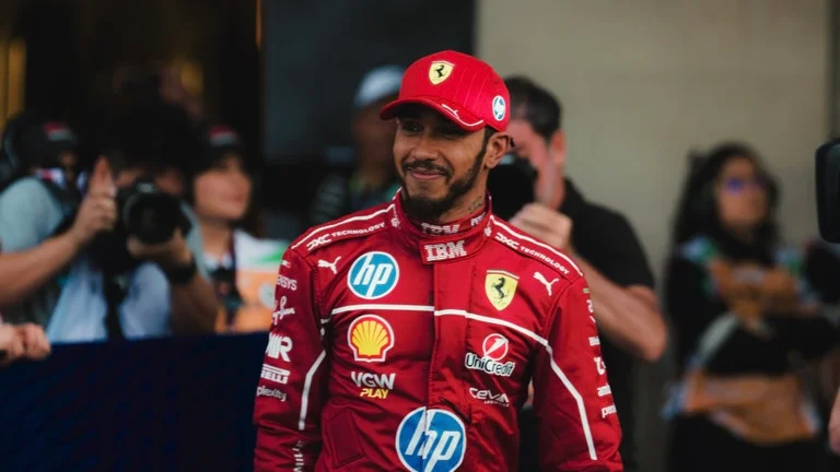 Alla vigilia del Gran Premio del Brasile, Lewis Hamilton si è presentato davanti ai media con il solito equilibrio tra realismo e fiducia. 