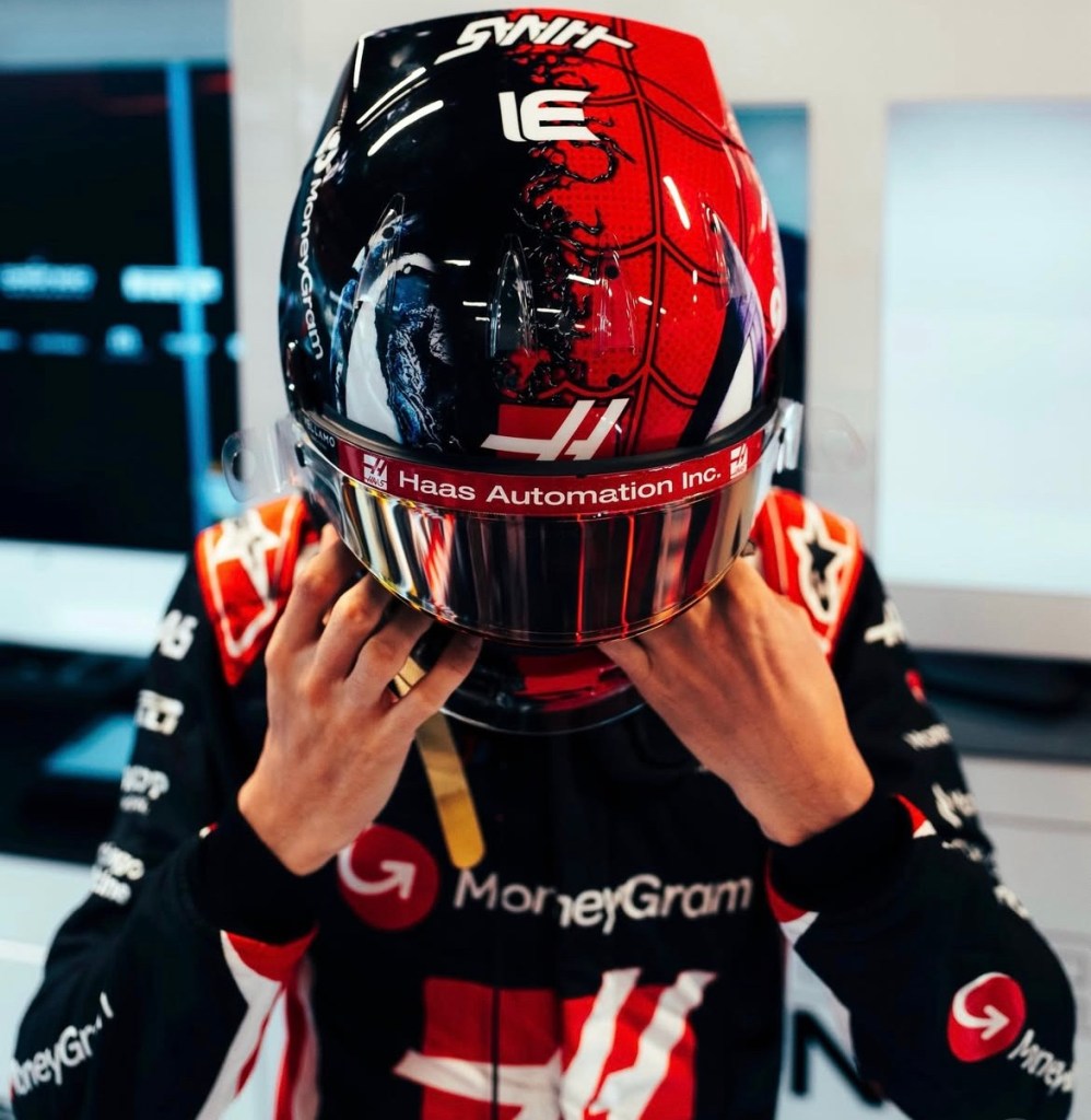 Ocon mentre si mette il casco.