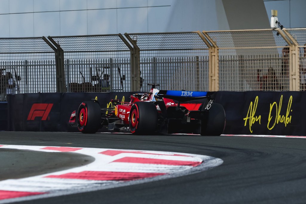 Tra delusione e speranza, Leclerc analizza l’ultima qualifica dell’anno e guarda al 2026 come vero punto di svolta per la Ferrari.