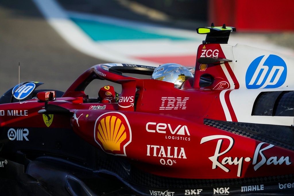 Hamilton chiude l’anno con emozioni contrastanti. Celebra Norris, ringrazia il pubblico e si prepara a un inverno senza pressione.