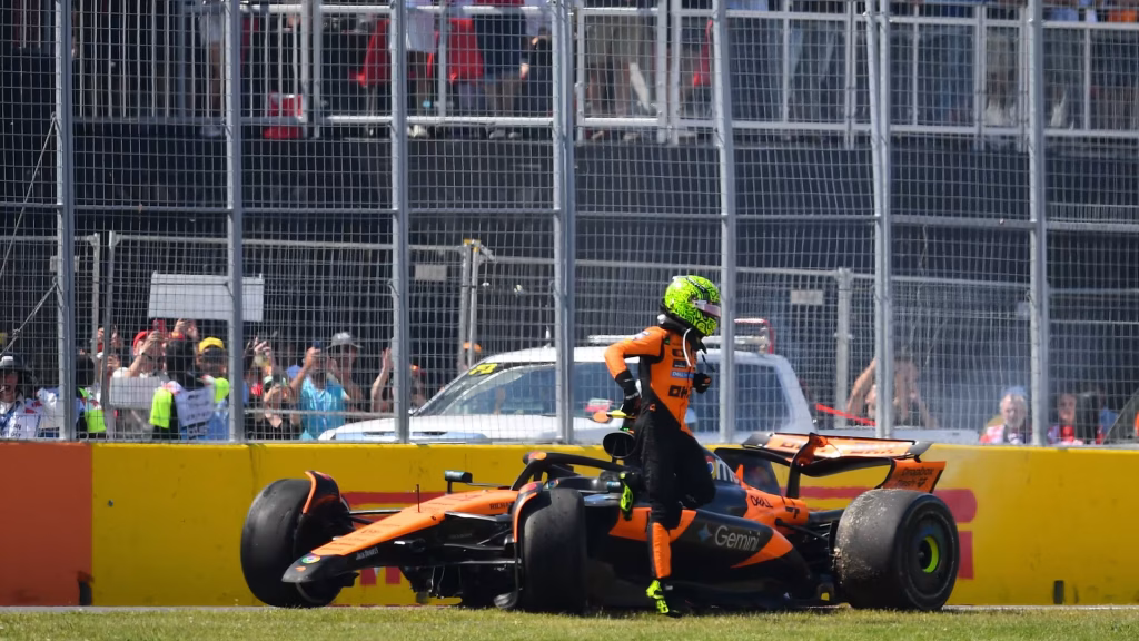 Lando Norris scende dalla MCL39 dopo l'incidente con Oscar Piastri a Montreal