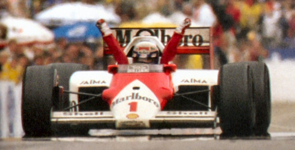 Cinque finali e un copione ripetuto: il leader, nella sfida a tre, quasi mai festeggia il Mondiale. Norris, Verstappen o Piastri?