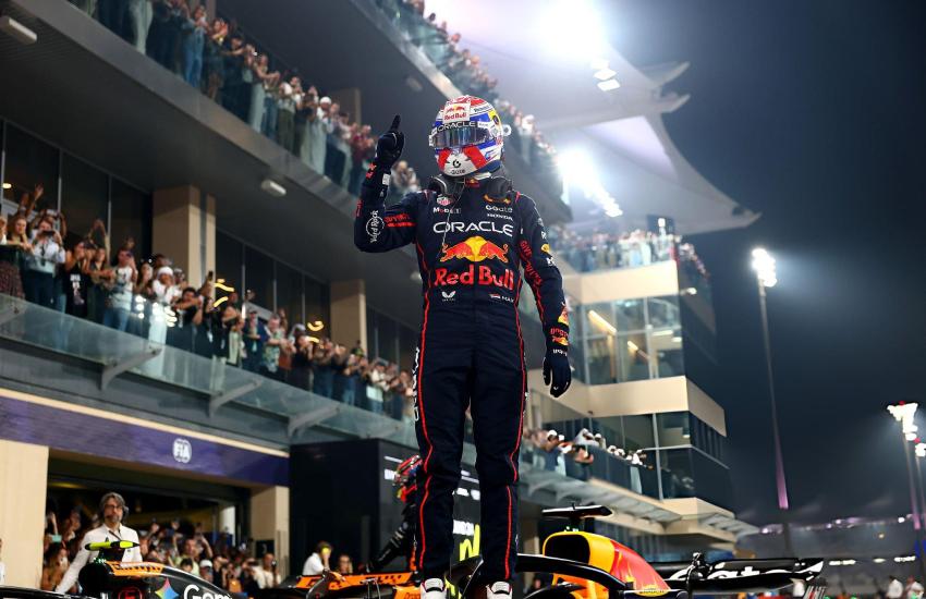 Max Verstappen ha dominato ad Abu Dhabi, ma anche una prestazione impeccabile non è bastata al campione olandese per giocarsi il mondiale con le stesse tattiche che resero celebre Lewis Hamilton nel 2016.