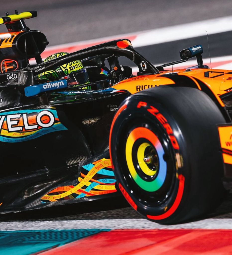 Lando Norris e la McLaren sono campioni del mondo. Una classifica piloti e costruttori F1 che vede il team di Woking conquistare entrambi i trofei iridati, un fatto che non accadeva dal lontano 1998. Il nativo di Bristol, bravo a resistere alla super rimonta di Max Verstappen, può adesso festeggiare la sua prima affermazione mondiale in Formula 1.