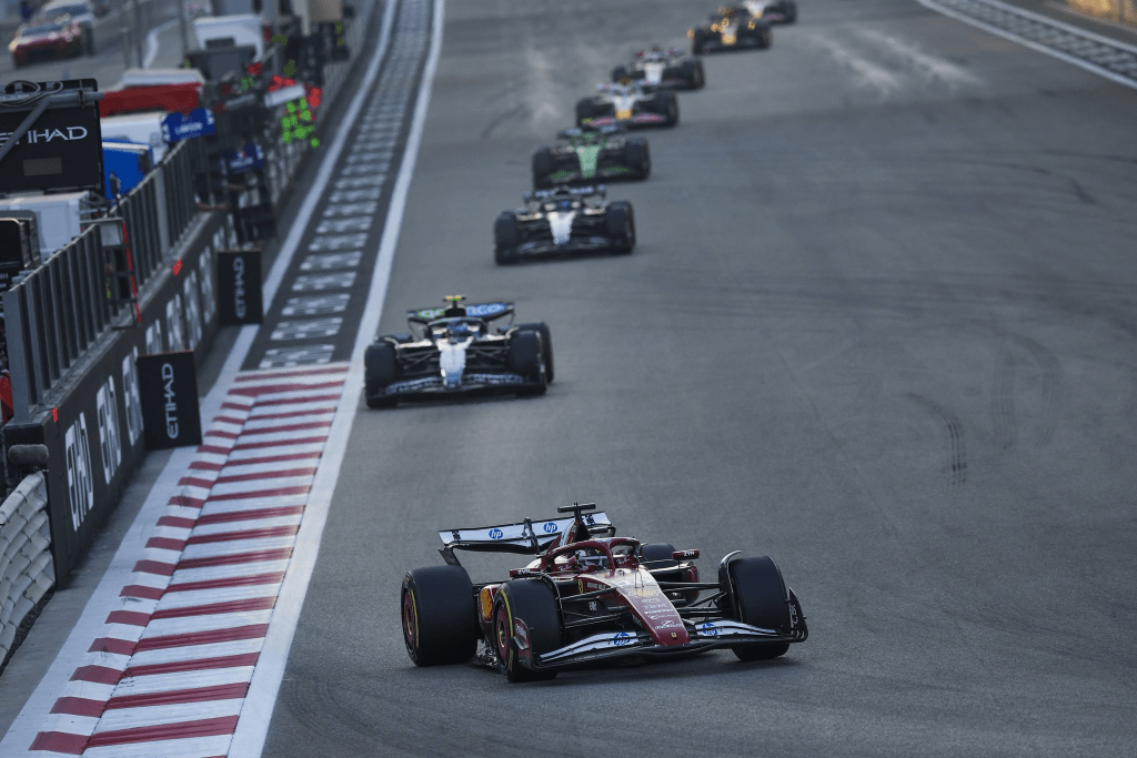 Max Verstappen ha dominato ad Abu Dhabi, ma anche una prestazione impeccabile non è bastata al campione olandese per giocarsi il mondiale con le stesse tattiche che resero celebre Lewis Hamilton nel 2016.