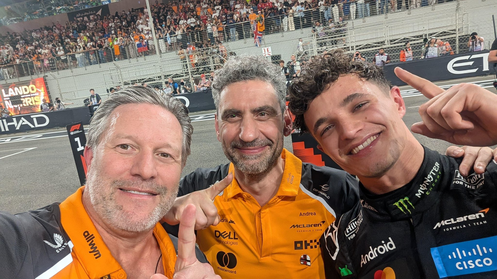 Lando Norris conquista il suo primo titolo mondiale e lo fa rivendicando con orgoglio il proprio stile: quello di un pilota che non ha mai rinunciato a essere sé stesso.