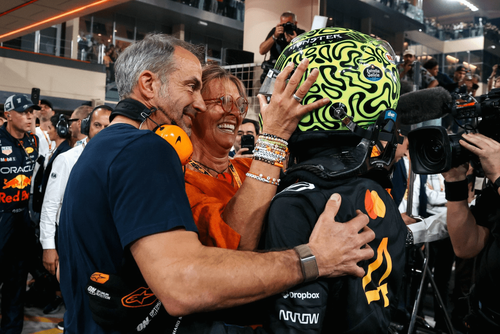 Lando Norris conquista il suo primo titolo mondiale e lo fa rivendicando con orgoglio il proprio stile: quello di un pilota che non ha mai rinunciato a essere sé stesso.