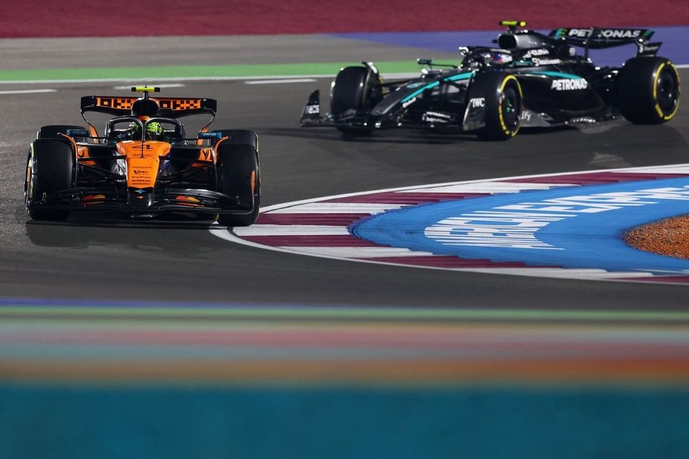 Il post-gara del Gran Premio del Qatar ha lasciato strascichi pesanti fuori dalla pista. Kimi Antonelli, protagonista nelle fasi conclusive della corsa, è stato infatti travolto da un’ondata di messaggi ostili e minacce sui social. A riaccendere la polemica era stata una dichiarazione di Helmut Marko, che nelle ore successive ha fatto un passo indietro e ha espresso rammarico per quanto accaduto.