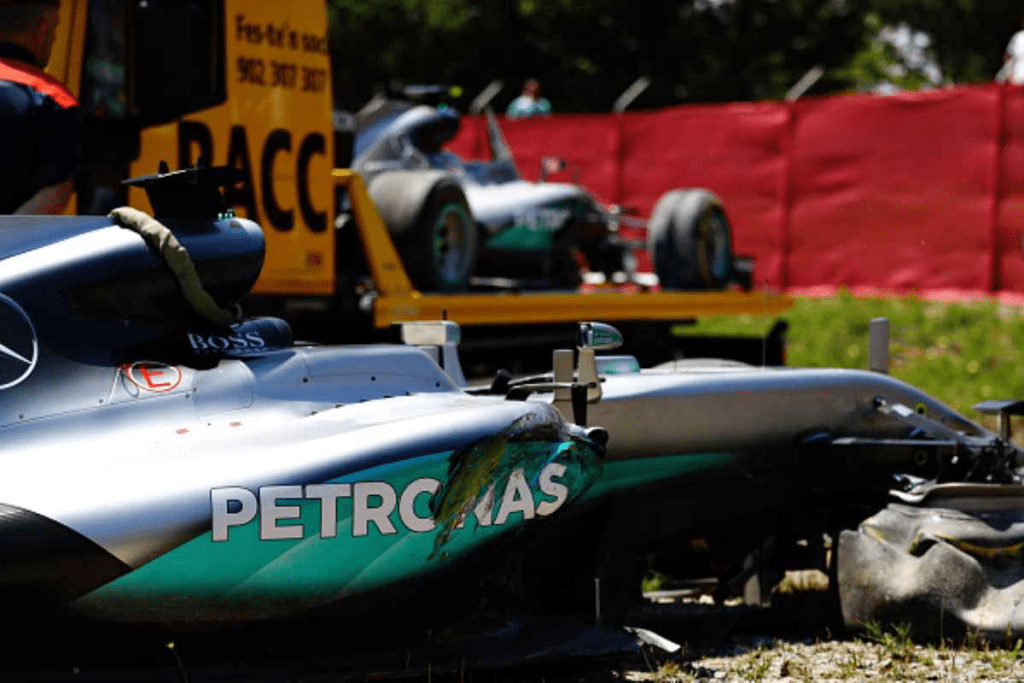 Nico Rosberg ha svelato un retroscena inedito sul clamoroso incidente con Lewis Hamilton al GP di Spagna 2016: i due piloti Mercedes pagarono di tasca propria un conto da capogiro.