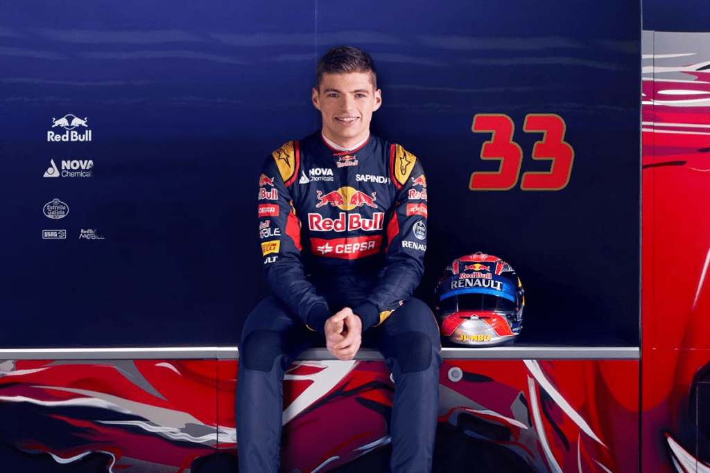 Max Verstappen si prepara ad aprire un nuovo capitolo della sua carriera in Formula 1, e non solo dal punto di vista sportivo. A partire dalla stagione 2026, il pilota olandese scenderà in pista con un numero diverso rispetto a quello che lo ha accompagnato negli ultimi anni.
