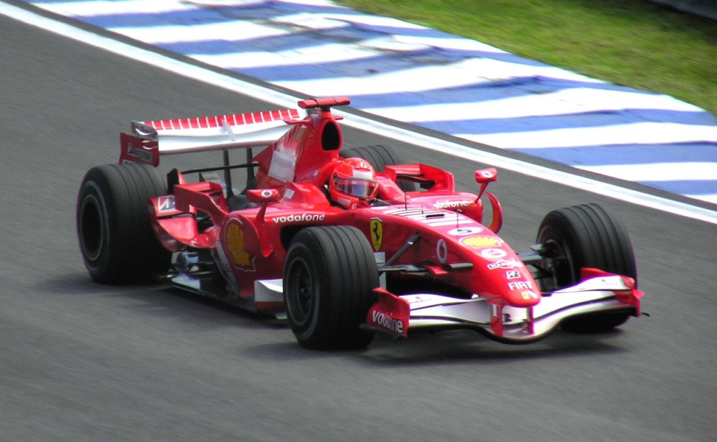 Tra sponsorizzazioni celeberrime di marchi di sigarette e accoppiamenti cromatici senza tempo, ripercorriamo le 10 livree più iconiche della storia della F1.