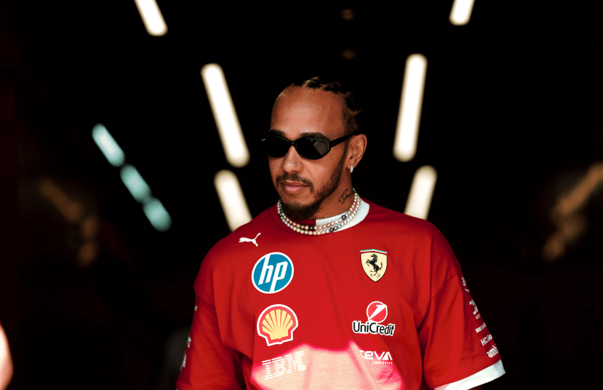 Lewis Hamilton analizza la sua stagione d’esordio in Ferrari, tra una SF-25 deludente, lo stop anticipato agli sviluppi e le speranze riposte nella rivoluzione tecnica del 2026.