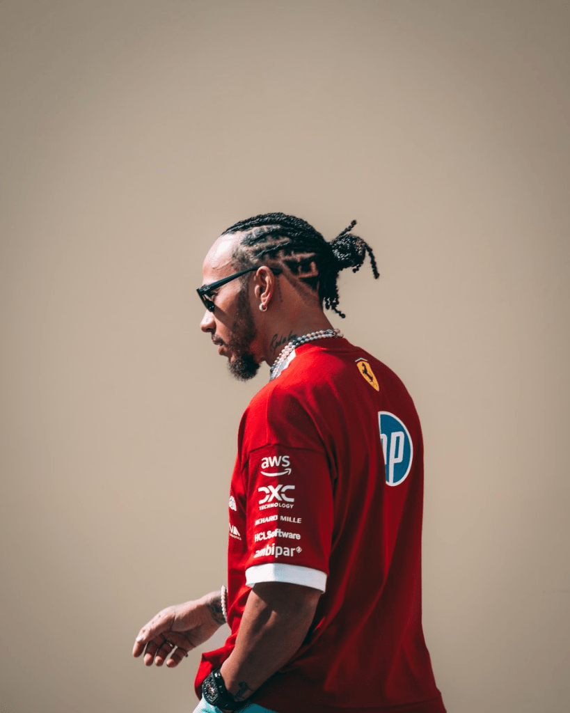 Lewis Hamilton analizza la sua stagione d’esordio in Ferrari, tra una SF-25 deludente, lo stop anticipato agli sviluppi e le speranze riposte nella rivoluzione tecnica del 2026.