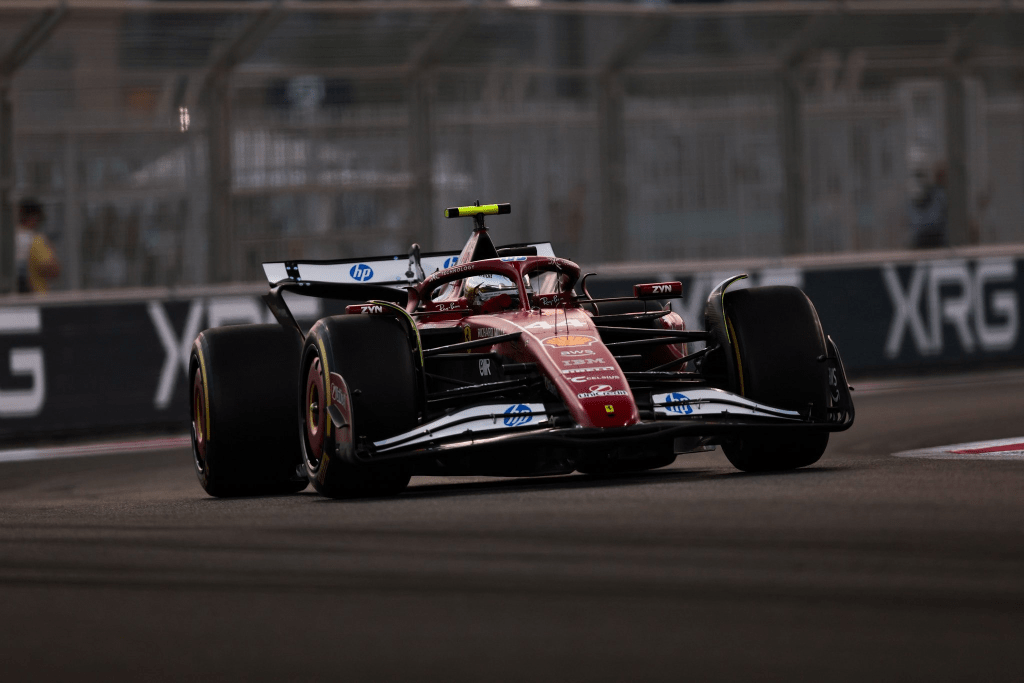 In un venerdì complicato per la Ferrari, Lewis Hamilton analizza una giornata di lavoro in salita ad Abu Dhabi, tra sottosterzo, bouncing e un pesante distacco nel terzo settore.