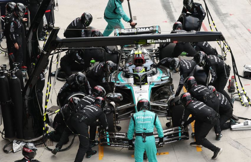 lewis hamilton mercedes pit stop 1