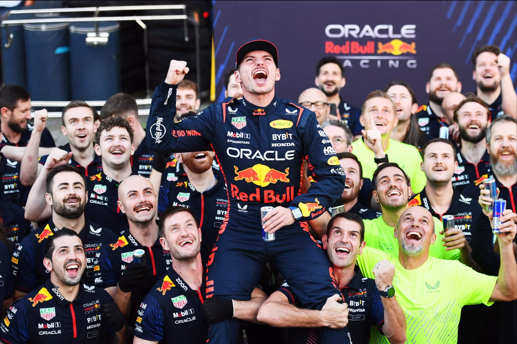 Max Verstappen vince il Gran Premio di Abu Dhabi ma non basta per il 5° titolo mondiale. In una stagione da vero campione, supportato da un team operativamente perfetto, l'olandese ha ammesso di aver imparato che non bisogna mollare mai.