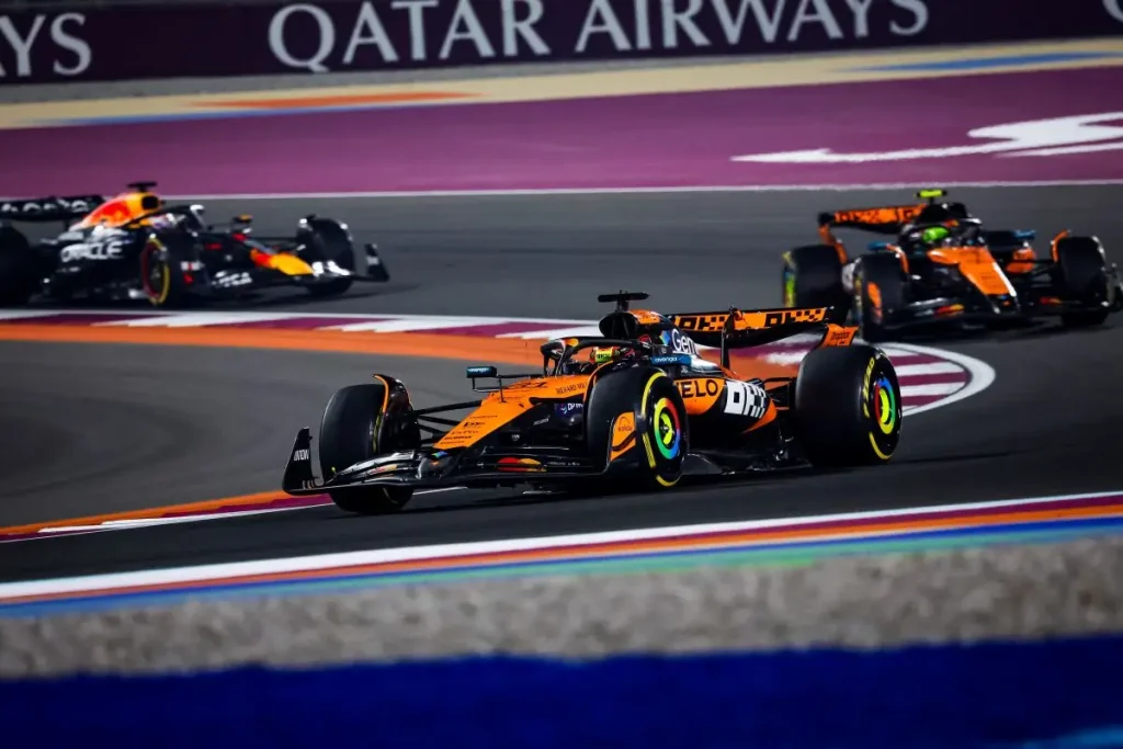 La strategia McLaren per i test 2026 punta sulla competitività: la squadra campione del mondo non sarà in pista il primo giorno a Barcellona.