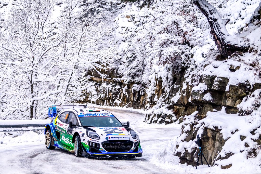 Lo spettacolo è tornato ai massimi livelli, ma l’anima sembra essersi fermata lungo una speciale innevata. Il Monte Carlo affascina come non mai, eppure lascia addosso una ferita silenziosa che fa più rumore di qualsiasi applauso.