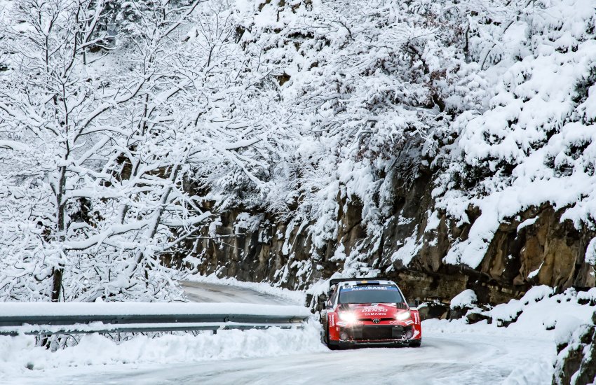 Lo spettacolo è tornato ai massimi livelli, ma l’anima sembra essersi fermata lungo una speciale innevata. Il Monte Carlo affascina come non mai, eppure lascia addosso una ferita silenziosa che fa più rumore di qualsiasi applauso.