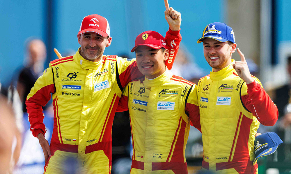Da sinistra a destra: Robert Kubica, Yifei Ye e Phil Hanson gioiscono per la vittoria a Le Mans
