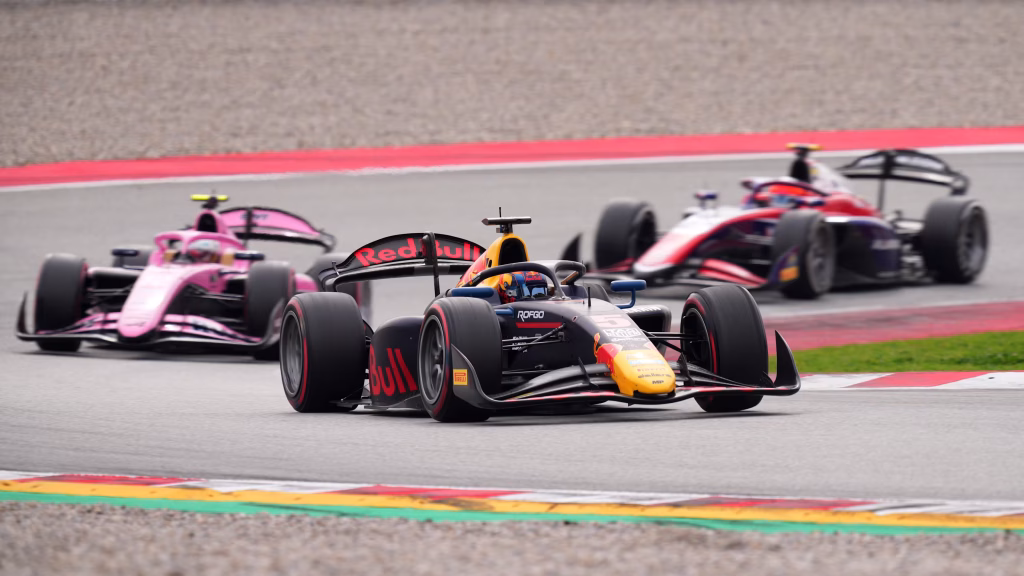 La Formula 2 non è solo una palestra di talento per aspiranti campioni, ma un ecosistema complesso in cui team, contesto e scelte strategiche possono fare la differenza tra una carriera lanciata verso la Formula 1 e un’occasione mancata.