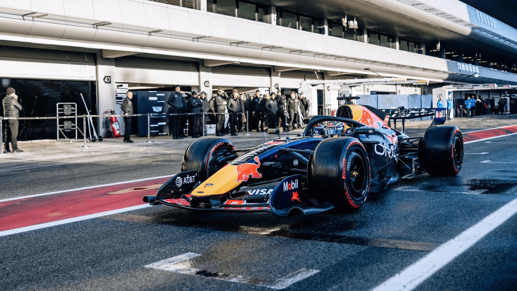 Isack Hadjar chiude in testa la prima giornata di test a porte chiuse, tra long run, bandiere rosse e dati limitati dal feed ufficiale.