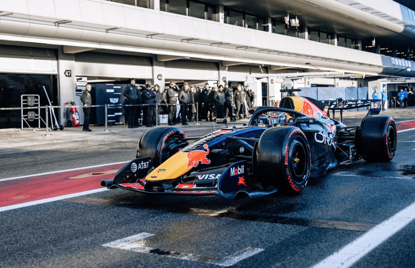 Isack Hadjar chiude in testa la prima giornata di test a porte chiuse, tra long run, bandiere rosse e dati limitati dal feed ufficiale.
