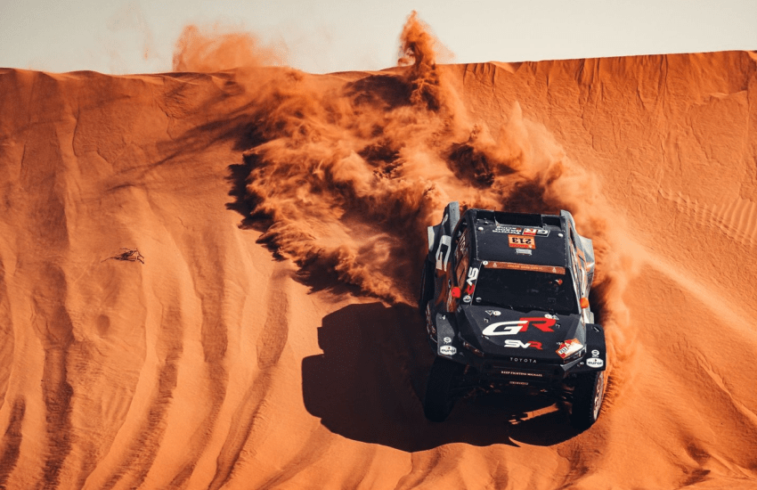 La speciale più lunga della Dakar 2026 non produce distacchi decisivi: Al-Attiyah difende il comando, mentre il gruppo di testa si compatta alla vigilia dei due giorni più duri.