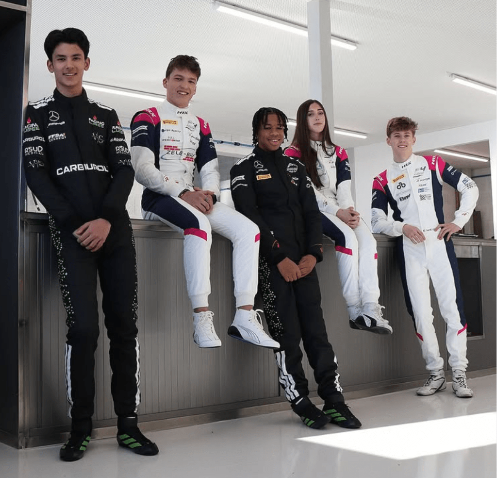 R-Ace GP definisce l’organico per il campionato UAE4, confermando giovani talenti già visti nel 2025 e inserendo due piloti del programma junior Mercedes-AMG.