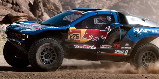 Il pilota svedese apre la 48ª edizione della Dakar con il miglior tempo, precedendo il compagno di squadra Guthrie. Mini, Dacia e Toyota inseguono in una classifica cortissima.