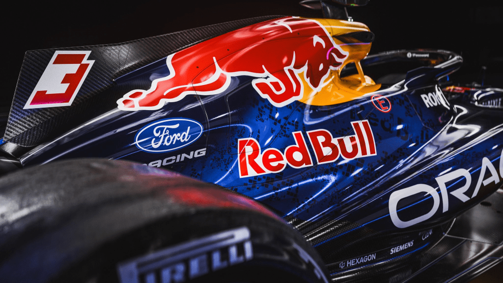 La Red Bull ha presentato a Detroit l’identità visiva della nuova era tecnica, segnata dal debutto come costruttore completo e dalla partnership motoristica con Ford.