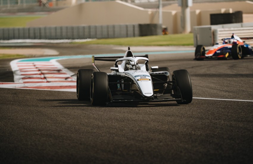 Alex Ninovic impegnato nel secondo round di FRME a Yas Marina