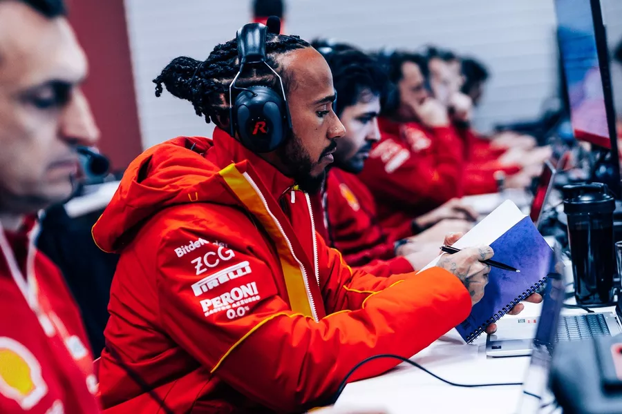 Lewis Hamilton è pronto ad affrontare la nuova stagione: analisi di sé, comunicazione con il team e positività sono le parole chiave del campione inglese.